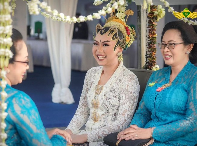 Laily mengenakan sanggul paes khas Yogyakarta. Wajahnya tampak ayu dengan riasan bernuansa burgundy. Senyuman lebar menghiasi wajahnya saat menaiki mobil listrik. Foto: Instagram/@purapakualaman