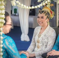 Laily mengenakan sanggul paes khas Yogyakarta. Wajahnya tampak ayu dengan riasan bernuansa burgundy. Senyuman lebar menghiasi wajahnya saat menaiki mobil listrik. Foto: Instagram/@purapakualaman