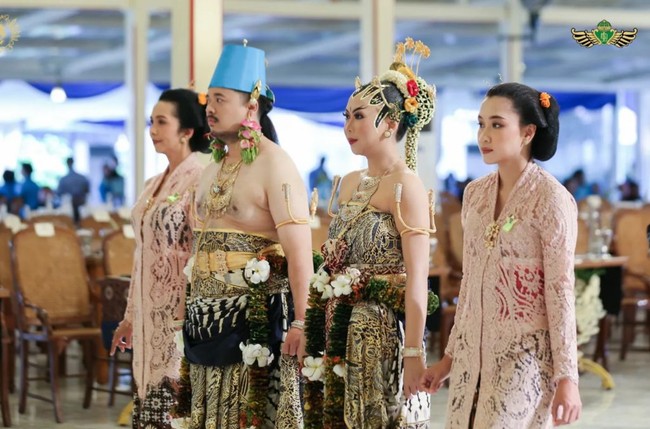 Prosesi dilanjutkan dengan acara pahargyan atau resepsi hari pertama. Kedua mempelai pun menyambut para tamu VIP yang berasal dari kalangan keraton hingga pejabat. Foto: Instagram/@purapakualaman