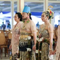 Prosesi dilanjutkan dengan acara pahargyan atau resepsi hari pertama. Kedua mempelai pun menyambut para tamu VIP yang berasal dari kalangan keraton hingga pejabat. Foto: Instagram/@purapakualaman