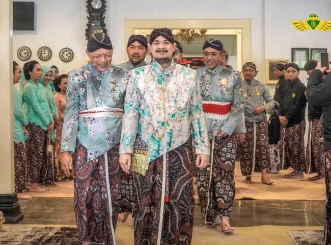 Prosesi akad nikah berlangsung di Kagungan Dalem Masjid Agung Pakualaman pada pukul 08.00. Mempelai pria tampak mengenakan beskap motif bunga dipadu kain batik, serta blangkon. Foto: Instagram/@purapakualaman