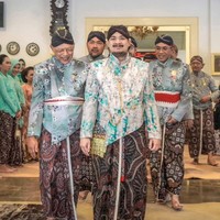 Prosesi akad nikah berlangsung di Kagungan Dalem Masjid Agung Pakualaman pada pukul 08.00. Mempelai pria tampak mengenakan beskap motif bunga dipadu kain batik, serta blangkon. Foto: Instagram/@purapakualaman