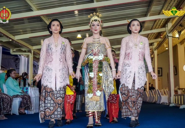 Busana Paes Ageng banyak digunakan untuk keluarga Keraton Kasultanan Yogyakarta. Busana ini ditandai dengan emben dari kain batik yang dikenakan mempelai wanita, serta hiasan hitam lancip dengan pinggiran emas di area dahi.  Foto: Instagram/@purapakualaman