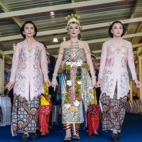Busana Paes Ageng banyak digunakan untuk keluarga Keraton Kasultanan Yogyakarta. Busana ini ditandai dengan emben dari kain batik yang dikenakan mempelai wanita, serta hiasan hitam lancip dengan pinggiran emas di area dahi.  Foto: Instagram/@purapakualaman