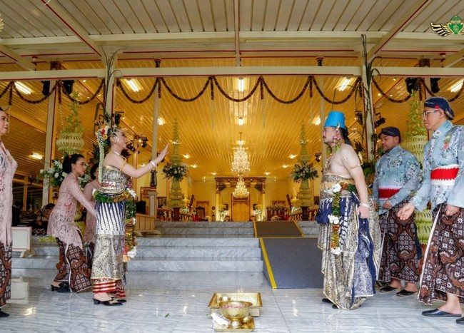 Usai akad nikah, prosesi dilanjutkan dengan panggih, yakni pertemuan pengantin laki-laki dengan pengantin perempuan setelah upacara ijab. Dalam acara ini kedua mempelai sudah berganti busana Paes Ageng. Foto: Instagram/@purapakualaman