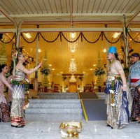 Usai akad nikah, prosesi dilanjutkan dengan panggih, yakni pertemuan pengantin laki-laki dengan pengantin perempuan setelah upacara ijab. Dalam acara ini kedua mempelai sudah berganti busana Paes Ageng. Foto: Instagram/@purapakualaman