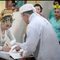 Mempelai wanita tampil anggun dalam balutan kebaya putih berbahan lace. Kebaya dipermanis dengan tiga bros emas berhias kristal. Foto: Instagram/@purapakualaman