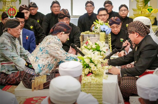 BPH Kusumo Kuntonugroho merupakan putra bungsu Kanjeng Gusti Pangeran Adipati Arya (KGPAA) Paku Alam X. Raden Mas Bhismo, begitu panggilan namanya saat kecil, melangsungkan pernikahan dengan temannya semasa SMA, dr. Laily Anissa Kusumastuti, pada Rabu (10/1/2024). Foto: Instagram/@purapakualaman