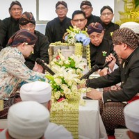 BPH Kusumo Kuntonugroho merupakan putra bungsu Kanjeng Gusti Pangeran Adipati Arya (KGPAA) Paku Alam X. Raden Mas Bhismo, begitu panggilan namanya saat kecil, melangsungkan pernikahan dengan temannya semasa SMA, dr. Laily Anissa Kusumastuti, pada Rabu (10/1/2024). Foto: Instagram/@purapakualaman