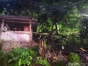 Longsor Rusak Satu Rumah Warga di Dago