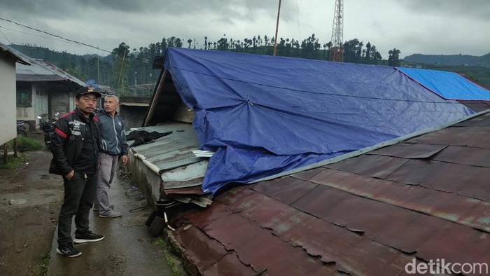 Salah satu rumah warga Brebes rusak terkena angin puting beliung, Kamis (11/1/2024).