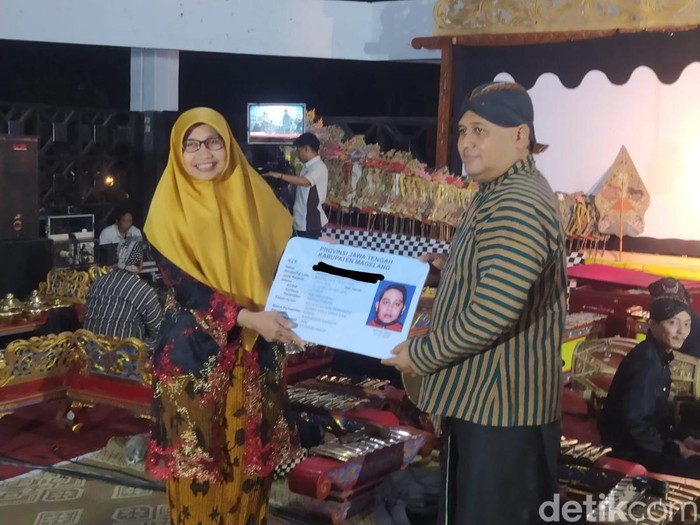 Salah satu warga penghayat di Kabupaten Magelang saat menerima KTP baru di acara rangkaian Umbul Donga di TIC Borobudur, Senin (8/1/2024).