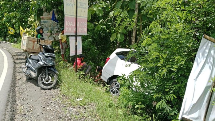 Satu unit mobil kecelakaan tunggal terperosok di Jalan Jogja-Wonosari, Patuk, Gunungkidul, Kamis (11/1/2024).