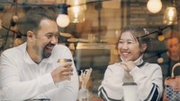 Santai di kafe, begini potret Kiky dan Khairi menikmati minuman bersama. Keduanya tengah liburan ke Eropa. Foto: Instagram kikysaputrii