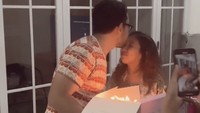 Wanita 30 tahun ini bahagia dapat kejutan kue ulang tahun dari Khairi. Mereka lantas berdoa bersama. Foto: Instagram kikysaputrii