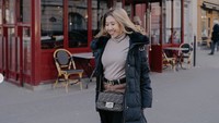 Unggahan Instagram Kiky dipenuhi dengan momen liburan ke luar negeri. Ia juga tak melewatkan foto OOTD di depan resto-resto keren. Foto: Instagram kikysaputrii