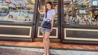 Di Hong Kong ia mampir ke toko permen yang ikonik. Mr Simms menawarkan nougat, sherbet, hingga lollies. Foto: Instagram kikysaputrii