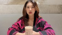Selain dengan Khairi, Kiky juga suka mengabadikan momen di kafe sendiri. Kali ini ia mampir ke 1/15 Coffee Kemang. Foto: Instagram kikysaputrii