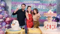 Begini potret kompak Kiky dan Khairi saat datang ke pesta ulang tahun Ayu Ting Ting. Ada kue tema komidi putar hingga Olaf. Foto: Instagram kikysaputrii