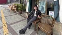 Kalau ini momen Kiky Saputri mampir ke depan kafe DanBam yang jadi tempat syuting drama Korea, Itaewon Class. Foto: Instagram kikysaputrii