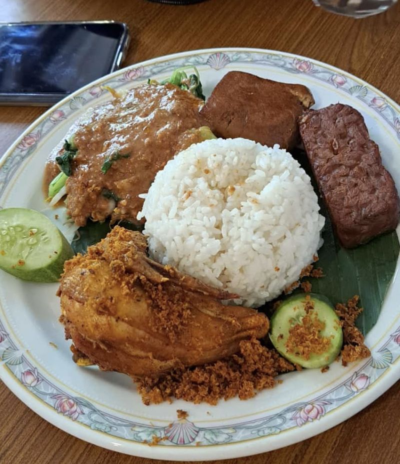 Enak Hebat! Berikut 5 tempat makan Sego Pecel enak di Jakarta