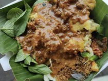 Sedep Mantep! Sego Pecel Komplet Enak Ada di 5 Tempat Ini