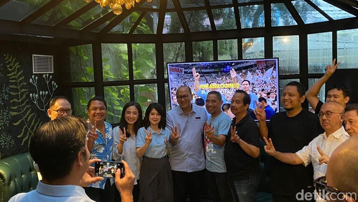 Sejumlah alumni SMA Pangudi Luhur (PL) Jakarta membentuk kelompok Pendukung Majunya Prabowo-Gibran Alumni PL (Pembrani PL).