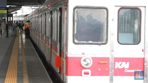 Sejumlah penumpang Kereta Api menunggu keberangkatan di Stasiun Manggarai, Jakarta, Kamis, (11/1/2023). (վ/Muhammad Sabki)