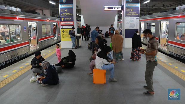 Sejumlah penumpang Kereta Api menunggu keberangkatan di Stasiun Manggarai, Jakarta, Kamis, (11/1/2024). (CNBC Indonesia/Muhammad Sabki)