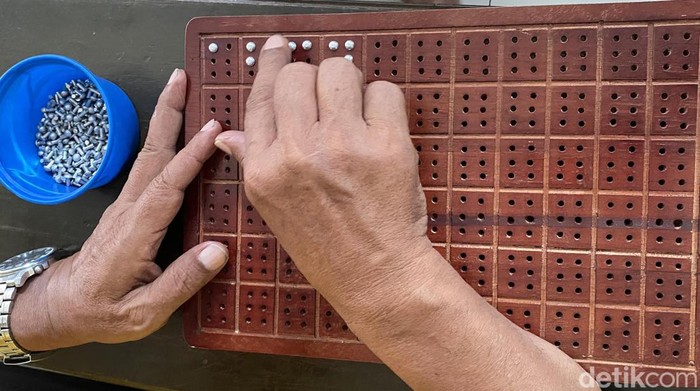 Semangat Komunitas Kawan Netra Surabaya belajar mengaji Al-Quran braille, meski dalam keterbatasan fisik, Kamis (11/1/2024).