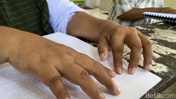 Semangat Komunitas Kawan Netra Surabaya belajar mengaji Al-Quran braille, meski dalam keterbatasan fisik, Kamis (11/1/2024).