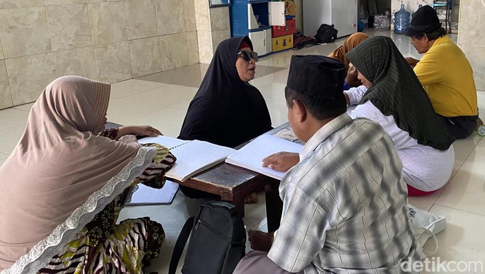 Semangat Penyandang Tuna Netra Belajar Mengaji Al-Quran Braille Semangat Komunitas Kawan Netra Surabaya belajar mengaji Al-Quran braille, meski dalam keterbatasan fisik, Kamis (11/1/2024).