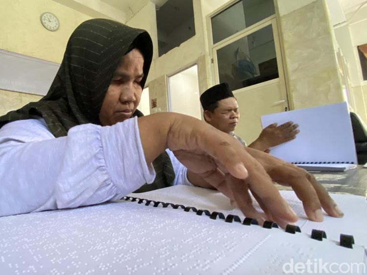 Kegigihan Komunitas Tuna Netra Surabaya Ngaji  AL-Quran Braille