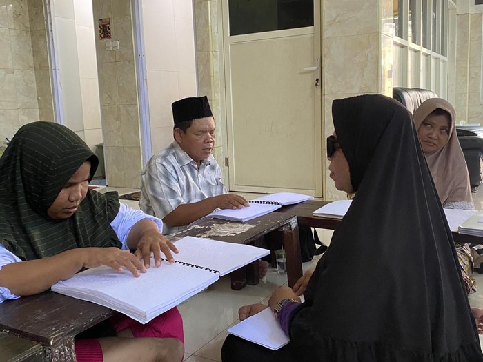 Semangat Tuna Netra di Surabaya Belajar Ngaji Pakai Braille