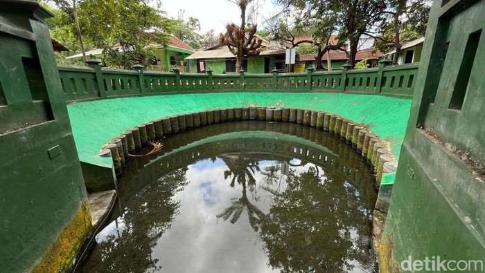 Konon di Sendang Kasihan ini Ki Ageng Mangir bertemu dengan anak Panembahan Senopati, Putri Pembayun dan jatuh hati.