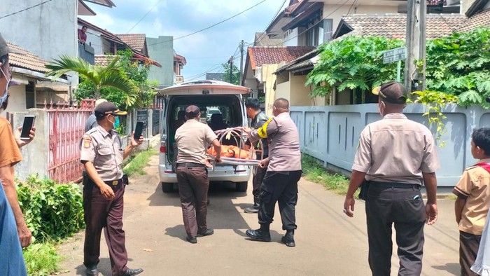 Seorang dokter ditemukan tewas membusuk di dalam rumahnya di Ciputat, Tangerang Selatan.