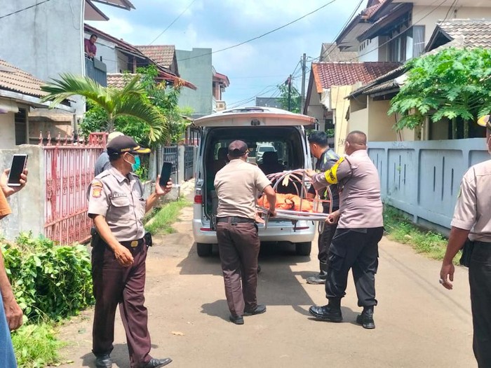 Seorang dokter ditemukan tewas membusuk di dalam rumahnya di Ciputat, Tangerang Selatan.