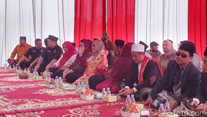 Siti Atikoh di Pondok Pesantren Sultan Mahmud Badaruddin (SMB) di Talang Jambe, Palembang.