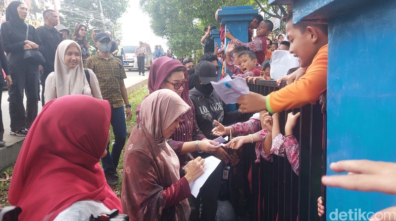 Siti Atikoh istri Ganjar di Ponpes Sultan Muhammad Badaruddin II di Palembang, 11 Januari 2024. (M Sholihin/detikcom)