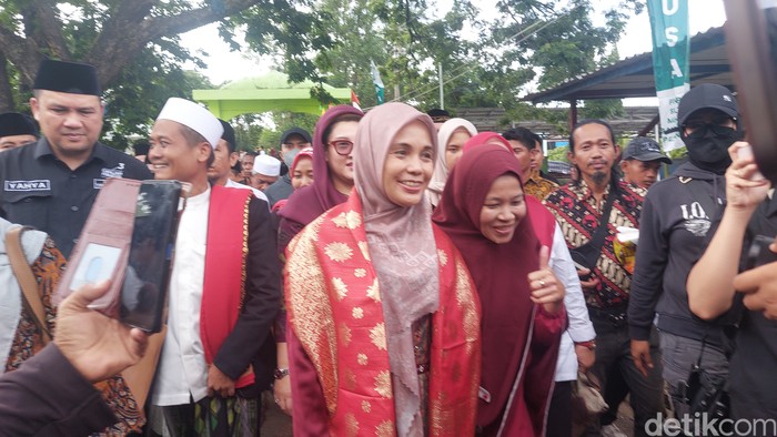Siti Atikoh istri Ganjar di Ponpes Sultan Muhammad Badaruddin II di Palembang, 11 Januari 2024. (M Sholihin/detikcom)