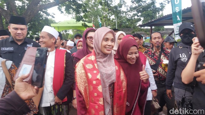 Siti Atikoh istri Ganjar di Ponpes Sultan Muhammad Badaruddin II di Palembang, 11 Januari 2024. (M Sholihin/detikcom)