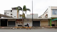Pada hari Rabu (10/01) terpantau jalanan di ibu kota Quito dan kota pelabuhan Guayaquil lebih sepi dari biasanya, di mana banyak bisnis yang tutup atau beroperasi dari jarak jauh. Hanya sedikit warga Ekuador yang berkeliaran di jalanan saat situasi mencekam menyelimuti negara tersebut saat keadaan darurat berlangsung dan geng-geng kriminal menebar teror. Sebagian besar ruas jalanan di kota-kota yang ada di negara itu sepi, dengan tentara-tentara bersenjata lengkap berjaga di setiap sudut. REUTERS/Ralph Zapata