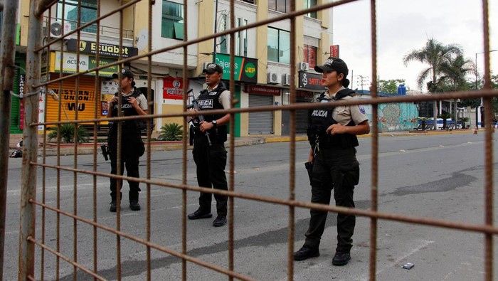 Situasi Mencekam Ekuador usai Deklarasi Perang Lawan Kartel Narkoba Ecuadorean police stand guard near the border with Peru, after a wave of violence in the country, prompting Peru's government to declare an emergency along its border with Ecuador, in Huaquillas, Ecuador January 10, 2024. REUTERS/Ralph Zapata NO RESALES. NO ARCHIVES