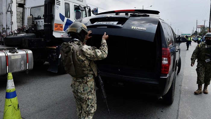 Situasi Mencekam Ekuador usai Deklarasi Perang Lawan Kartel Narkoba Security forces members man a checkpoint amid the ongoing wave of violence around the nation, in Guayaquil, Ecuador, January 10, 2024. REUTERS/Vicente Gaibor del Pino