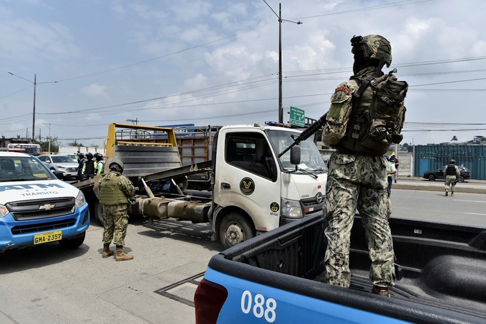 Security forces members man a checkpoint amid the ongoing wave of violence around the nation, in Guayaquil, Ecuador, January 10, 2024. REUTERS/Vicente Gaibor del Pino