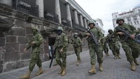 Sebelumnya pada hari Rabu (10/01), polisi Ekuador mengatakan bahwa pihaknya telah melakukan 70 penangkapan atas berbagai insiden termasuk pengambil alihan stasiun TV. Pihak berwenang mengatakan bahwa ada empat petugas polisi yang diculik pada hari Senin (08/01) dan dan masih disandera hingga Selasa (09/01). AP/Dolores Ochoa