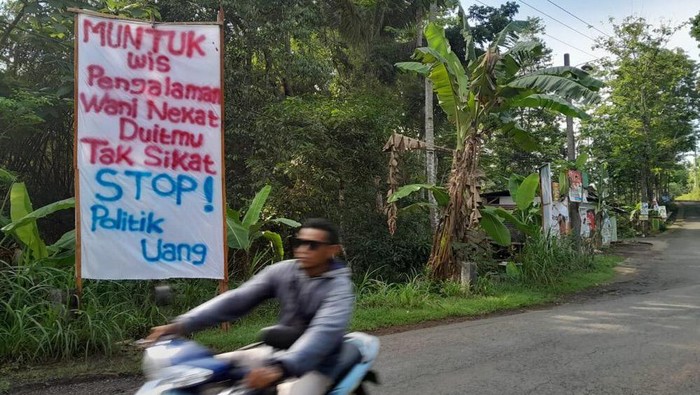 Spanduk bertulisan Muntuk Wis Pengalaman, Wani Nekat Duitmu Tak Sikat, Stop Politik Uang! di sekitar Kantor Kalurahan Muntuk, Kapanewon Dlingo, Kabupaten Bantul. Diunggah Kamis (11/1/2024).