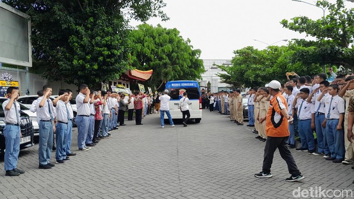 Suasana pemberangkatan jenazah dokter Lo ke krematorium, Kamis (11/1/2024). Tampak para siswa SMK memberikan penghormatan terakhirnya ke mendiang dokter dermawan itu.