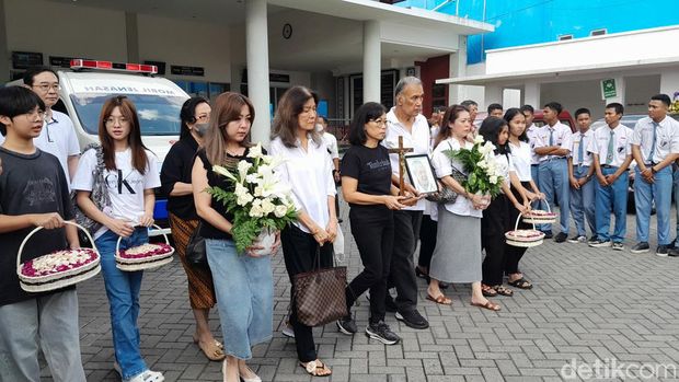 Suasana pemberangkatan jenazah dokter Lo ke krematorium, Kamis (11/1/2024). Tampak para siswa SMK memberikan penghormatan terakhirnya ke mendiang dokter dermawan itu.