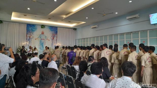 Suasana pemberangkatan jenazah dokter Lo ke krematorium, Kamis (11/1/2024). Tampak para siswa SMK memberikan penghormatan terakhirnya ke mendiang dokter dermawan itu.